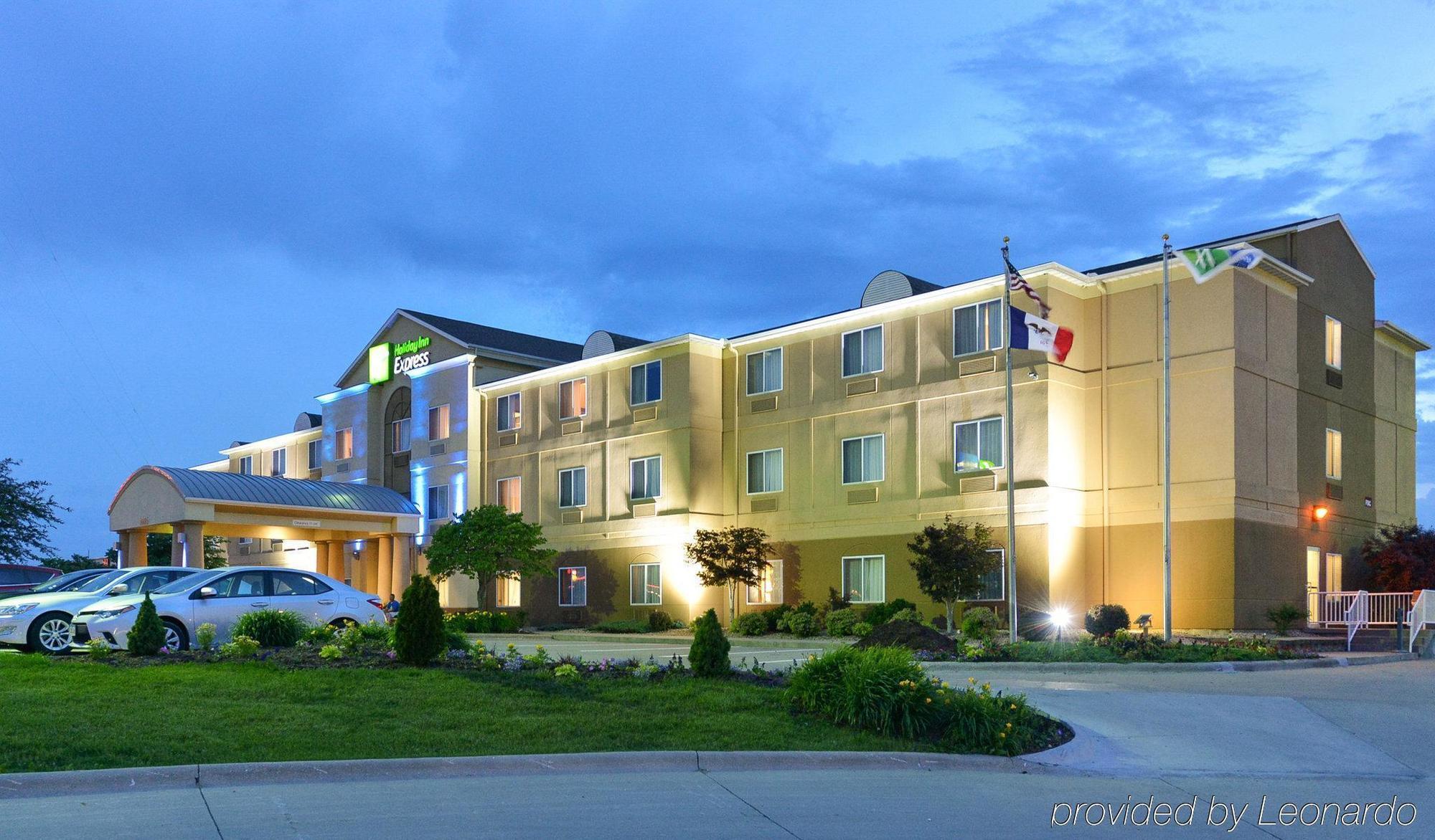 Holiday Inn Express Hotel & Suites Burlington, An Ihg Hotel Exterior photo