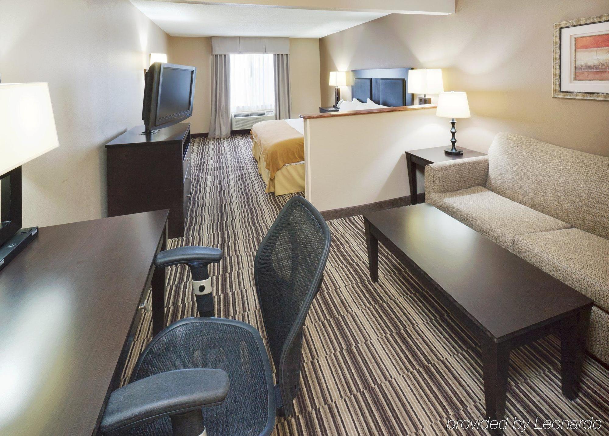 Holiday Inn Express Hotel & Suites Burlington, An Ihg Hotel Room photo